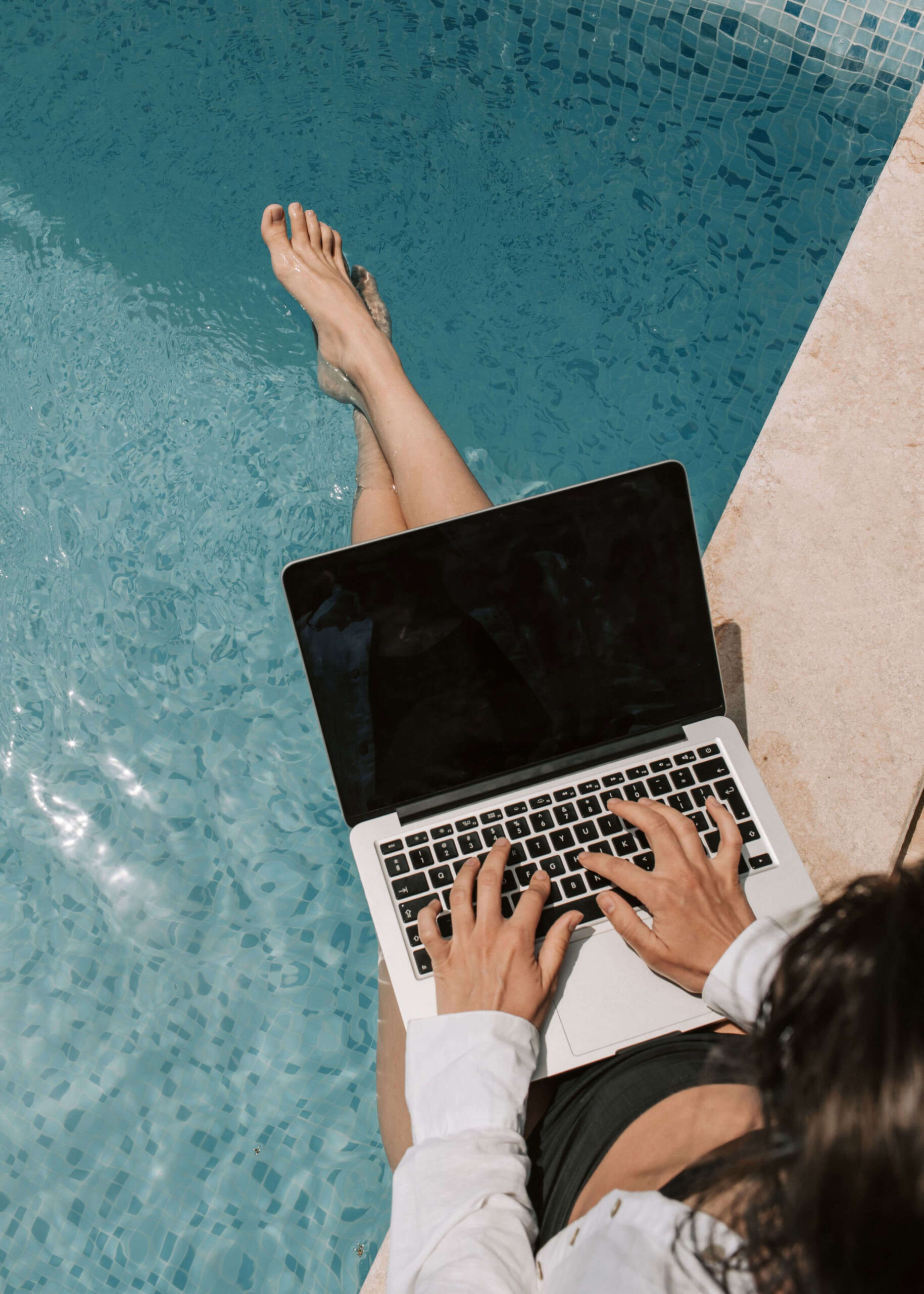 woman working on computer for showit image sizes